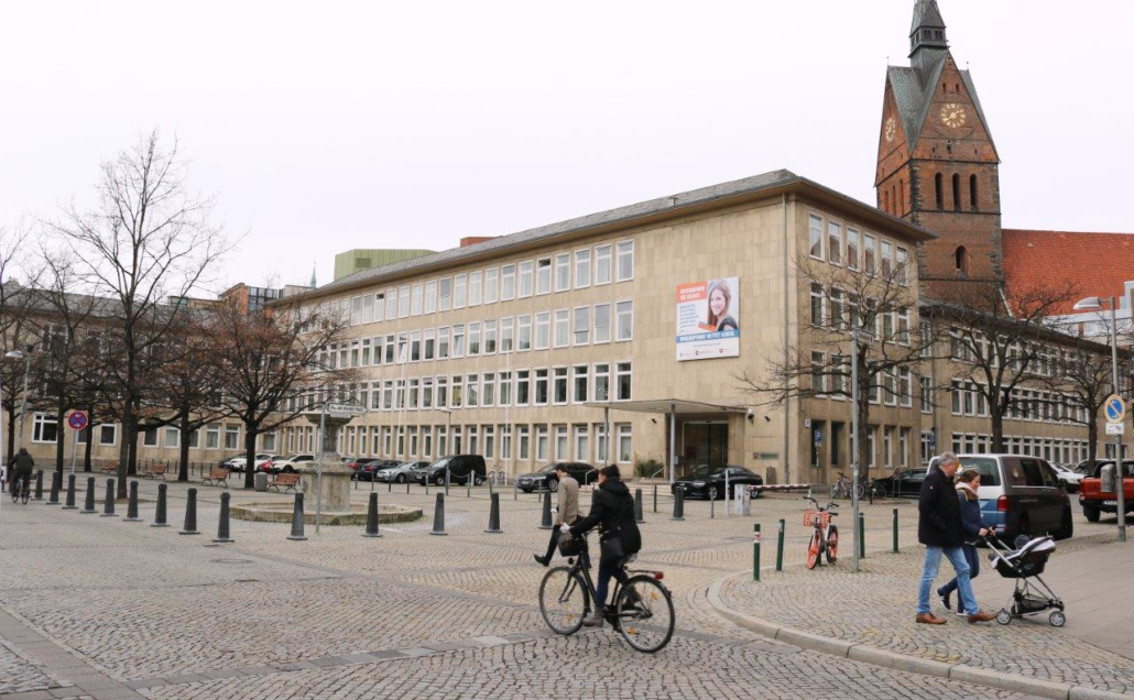 Ministeriumsgebäude Hannah-Arendt-Platz im Herbst