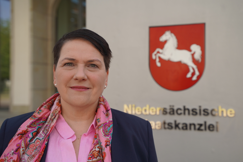 Melanie-Walter_copy_Niedersächsische-Staatskanzlei_5144_hochkannt.JPG Melanie Walter vor der Niedersächsischen Staatskanzlei
