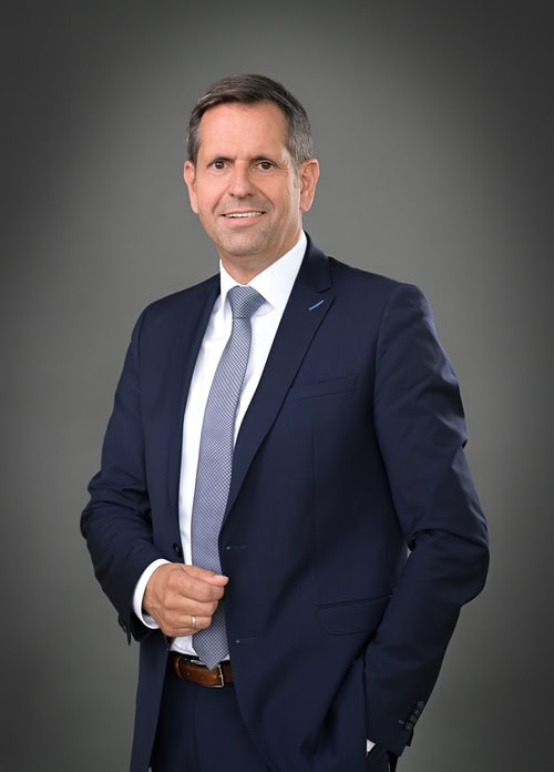 Portrait Ministerpräsident_Olaf- Lies_c_StK_Henning-Scheffen_klein.jpg Portrait des Ministerpräsidenten Olaf Lies